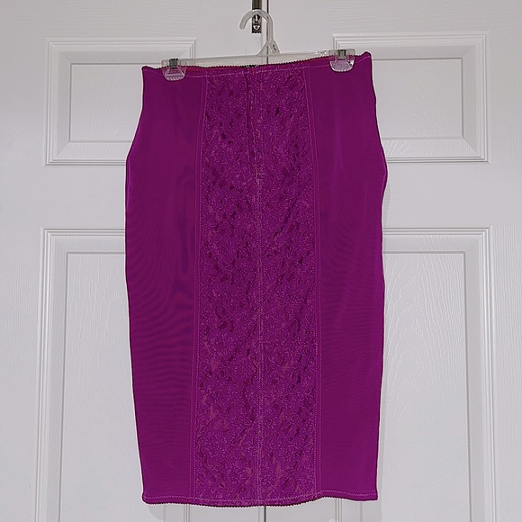 D&G vintage fuchsia laced skirt. Size 32/46 - Picture 1 of 3